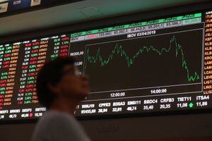 Bolsa cai 12% e dólar fecha em R$ 4,72 em dia de pânico global