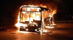Manifestantes queman un autobús durante protesta contra el Gobierno de Guatemala