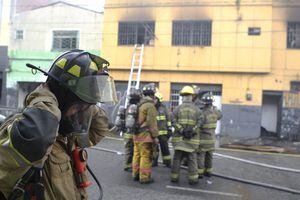 Bomberos de Medellín resultaron heridos al quedar en medio de una explosión