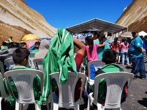 Estudiantes esperan bajo el sol la inauguración del libramiento de Chimaltenango