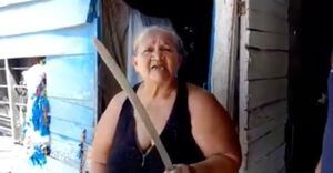 Con machete en mano, mujer amenaza con “coger a planazos” a político que le incumplió