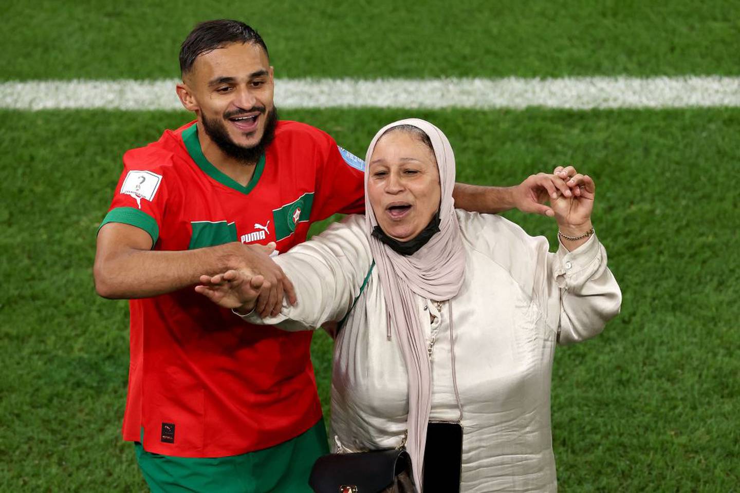 Sofiane Boufal festejando con su madre la victoria ante Portugal.