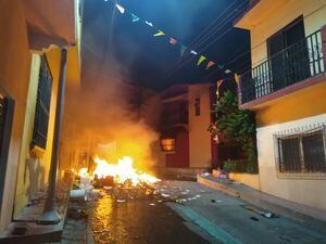Esto es de locos: pobladores atacan municipio y casa del alcalde porque "el covid-19 no existe"