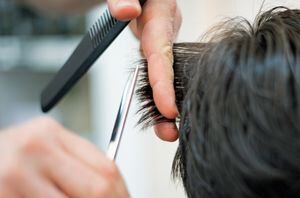 Madre le hace corte de pelo horrible a hijo para que le de vergüenza salir a la calle y así evitar el covid
