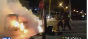 VIDEO: camioneta que transportaba mariachis se incendió en Bogotá