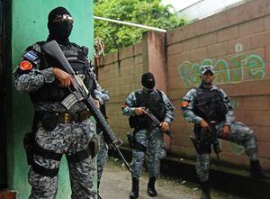 El Salvador ordena detención de más de 500 pandilleros en operativo regional