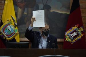 Santiago Guarderas tomó posesión de la Alcaldía de Quito y Jorge Yunda le responde