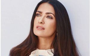 Salma Hayek celebra sus 54 años sorprendiendo a todos con su silueta en bikini