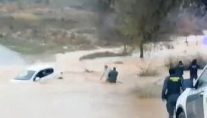 Guardia Civil española rescata a dos personas atrapadas en inundaciones de Valencia