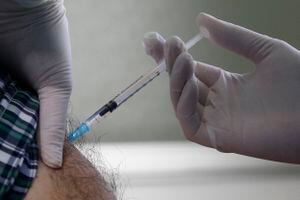 Las razones para priorizar a los primeros vacunados contra el coronavirus en Chile