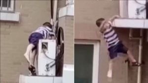Vídeo do momento surpreendente em que homem salva criança que cai do quinto andar impressiona as redes sociais