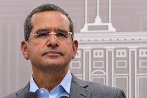 Gobernador firma ley que agilizaría trabajos de reconstrucción subvencionados con fondos federales