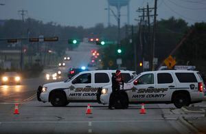 Sujeto armado mata a policía y hiere a dos más en Texas