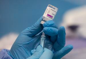 Países Bajos suspende la vacunación con AstraZeneca por "efectos secundarios"