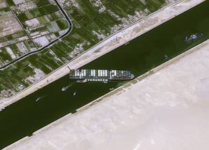 Las impresionantes imágenes satelitales que muestran impacto causado por buque encallado en canal de Suez