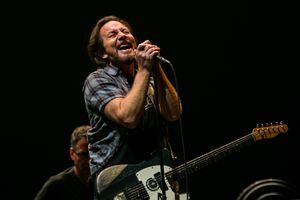 Potente show de Pearl Jam y LCD Soundsystem cierran primera jornada de Lollapalooza