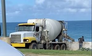 Investigan camión tirando cemento en playa de Arecibo