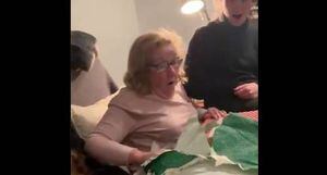 La maravillosa reacción de una abuela de 71 años que recibió de regalo la muñeca que tanto quería cuando niña