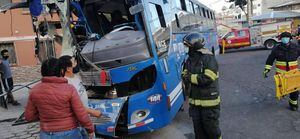 Bus se chocó contra una casa en Carcelén Bajo, en el norte de Quito
