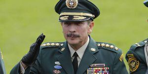 Excomandante del Ejército niega que su salida esté ligada al escándalo de las chuzadas