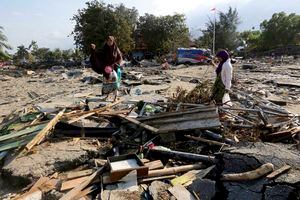 Terremoto y tsunami en Indonesia: aumenta a 1.234 la cifra de fallecidos y la desesperación crece en los sobrevivientes