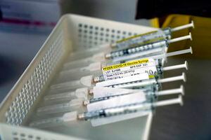 FDA da aprobación total a vacunas contra el COVID-19