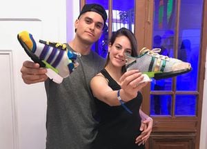 Daniela de "Pacto de sangre" "revivió" para diseñar zapatillas junto a su pololo