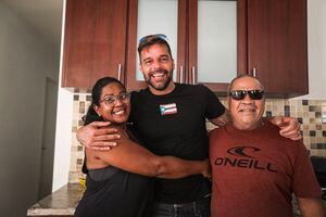 Ricky Martin presenta nuevos hogares a familias en Loíza