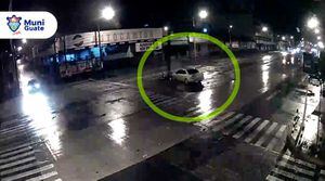 VIDEO. Conductor choca contra semáforo en Avenida Bolivar