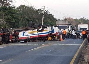 Un muerto y 17 heridos en grave accidente de bus que se dirigía a Cartagena