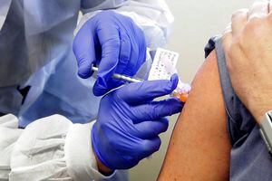 A la espera de segunda vacuna mientras los casos y las muertes aumentan
