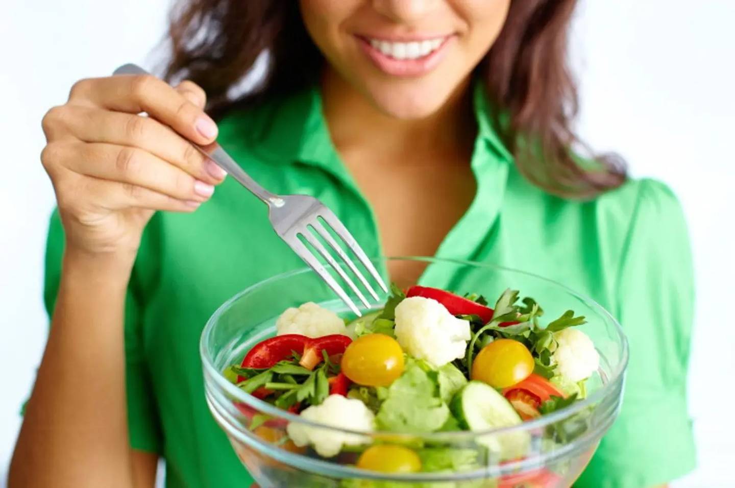 Comer verduras y frutas contribuye a reducir el riesgo de cáncer colorrectal.