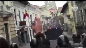 Policía Nacional dispersa manifestaciones con gas lacrimógeno en Centro Histórico de Quito