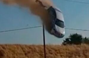 Vídeo chocante de acidente registra momento em que veículo aparece ‘sobrevoando’ rodovia; assista