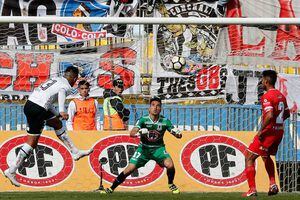 ¿Offside? La polémica posición de Lucas Barrios en el gol de su regreso a Colo Colo