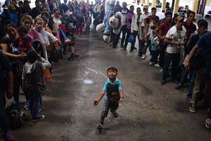 En medio de los peligros, niños de caravana hondureña juegan a que ya están en EE. UU.