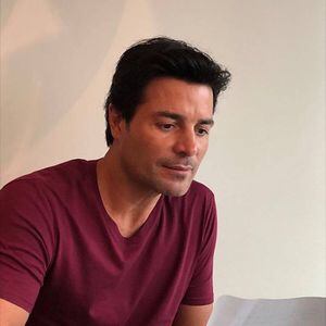 Chayanne recuerda a José José cantando emotiva canción