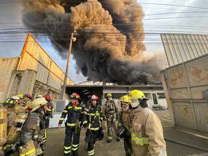 Video: Se reporta incendio en una bodega de Daule