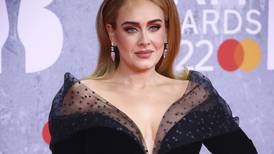 Adele pide que los asistentes dejen de arrojar cosas en los conciertos: “Te reto a que me arrojes algo”