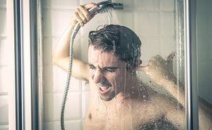 Por qué es una mala idea usar tu celular para escuchar música en el baño mientras tomas una ducha