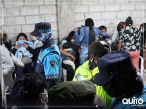 Uniformados agredidos tras intervenir en fiesta clandestina en Quito, en El Panecillo