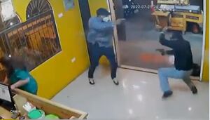 VIDEO. Hombre se enfrenta a balazos con ladrón y evita asalto en negocio