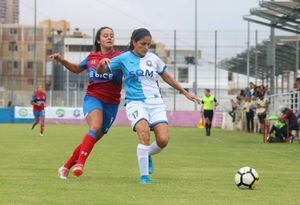 El fútbol femenino retornaría recién en octubre y jugadoras califican como "una mala costumbre" las diferencias con el masculino