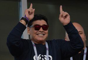 Diego Armando Maradona baila y canta a pesar de su artrosis