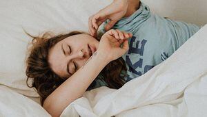 Dormir poco provoca que el cerebro se devore a sí mismo, según estudio