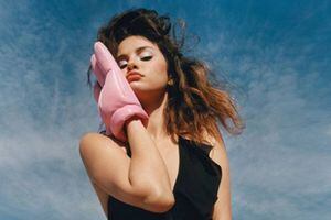 Selena Gomez deslumbra con un vestido rosa pálido de lentejuelas en su nuevo video