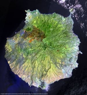 El fuego no solamente consume al Amazonas: la potente imagen del incendio que azota a las islas Canarias en España vista desde el espacio