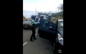 Video: Conductor pelea contra los agentes de tránsito en pleno operativo
