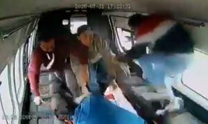 VIDEO. Ladrón intenta asaltar bus; pasajeros lo vapulean y lo desnudan en plena calle