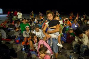 Ciudad colapsada y tensión con los vecinos: casi 2.000 integrantes de la caravana llegan a Tijuana